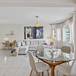 Fabulous Close To The Sea! דירה